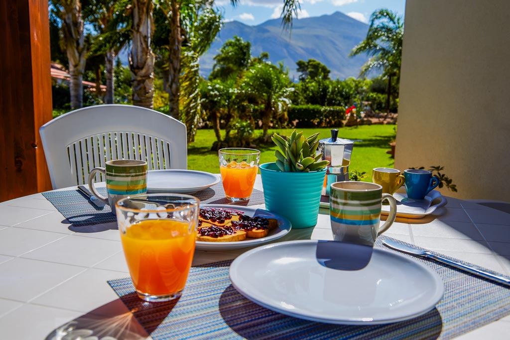 Colazione nel giardino del residence 2